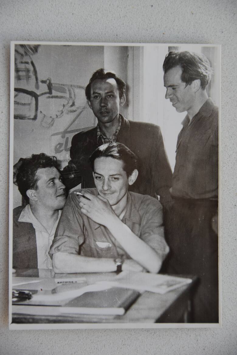 <strong>W redakcji Kuriera Lubelskiego przy ulicy 3 Maja, 15 maja 1958 roku. Od lewej siedzą: Ryszard Nowicki, Leszek Mazurek, stoją Jan Trembecki Jan Trembecki i Alojzy Leszek Gzella</strong><br /> 