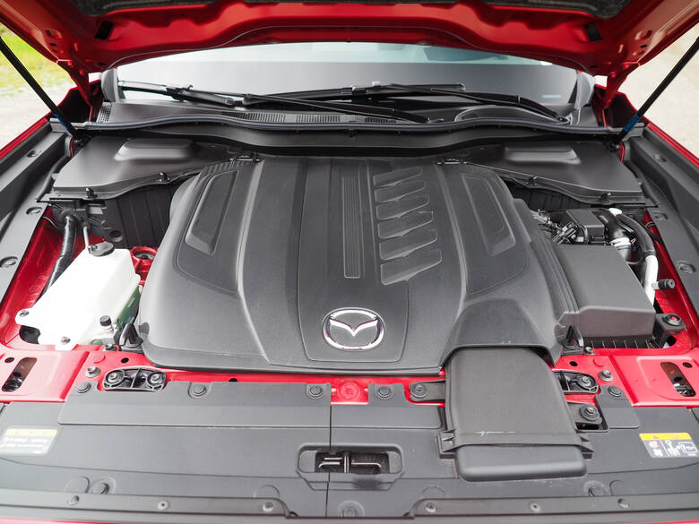 Mazda już od dłuższego czasu idzie pod prąd i co najważniejsze, pokazuje innym, że się mylą. Podczas gdy większość rezygnuje lub ogranicza prace nad