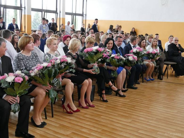 Maturzyści ze szkół średnich w Kozienicach zakończyli rok szkolny. Prawie 300 absolwentów 4 maja zacznie egzamin dojrzałości