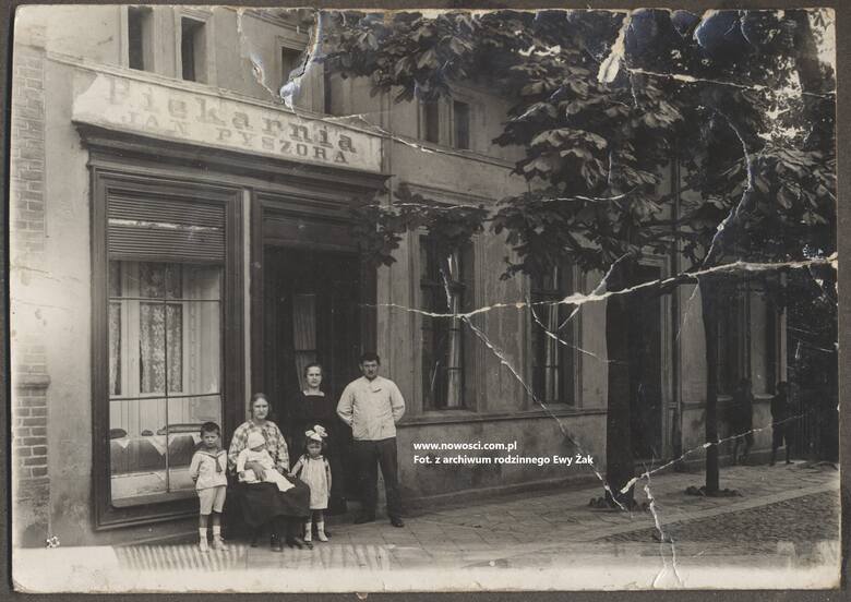 Zdjęcie z albumu rodzinnego Ewy Żak, a na nim dziadek jej męża Jan Pyszora, jeszcze prze piekarnią w Gniewkowie. Może ktoś z Państwa wie, w którym miejscu ona była?