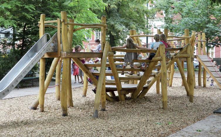 Jeden z elementów planowanego placu zabaw w Parku Kunickiego - drewniana konstrukcja "Pająk".