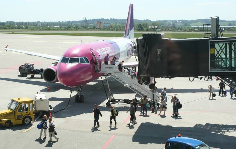 Pasażerowie opuszczający samolot
