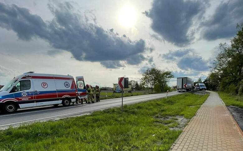Na ul. Fabrycznej w Oświęcimiu w ciągu drogi 44 doszło do zderzenia dwóch ciężarówek i osobówki
