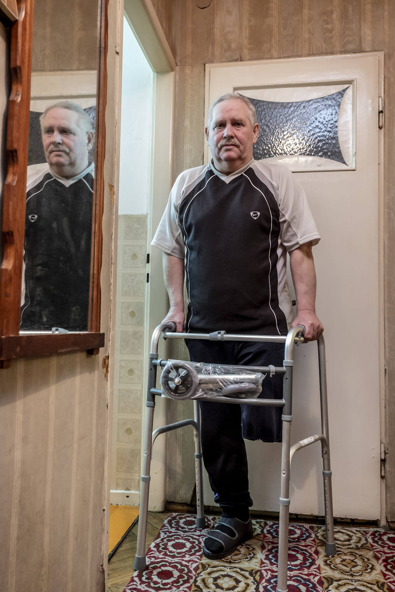 Mariusz Grześkowiak od lat choruje na cukrzycę. Niestety, kilka miesięcy temu z powodu ciężkich powikłań miał amputowaną nogę. Mężczyzna ma 65 lat, utrzymuje się z niskiej renty, żyje sam w mieszkaniu na czwartym piętrze na poznańskim Sołaczu.