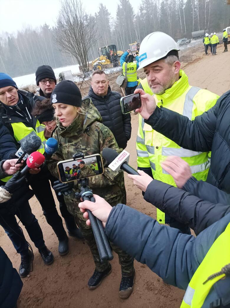 Wizyta dziennikarzy na budowie zapory na granicy polsko-białoruskiej 27.01.2022
