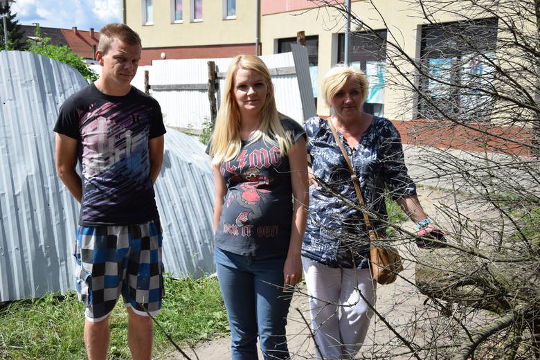 Marcin Krysiak, Karolina Kuszpit i jej mama Izabela Kuszpit przy powalonym drzewie i ogrodzeniu. Tak było w poniedziałek, gdy pani Karolina była jeszcze