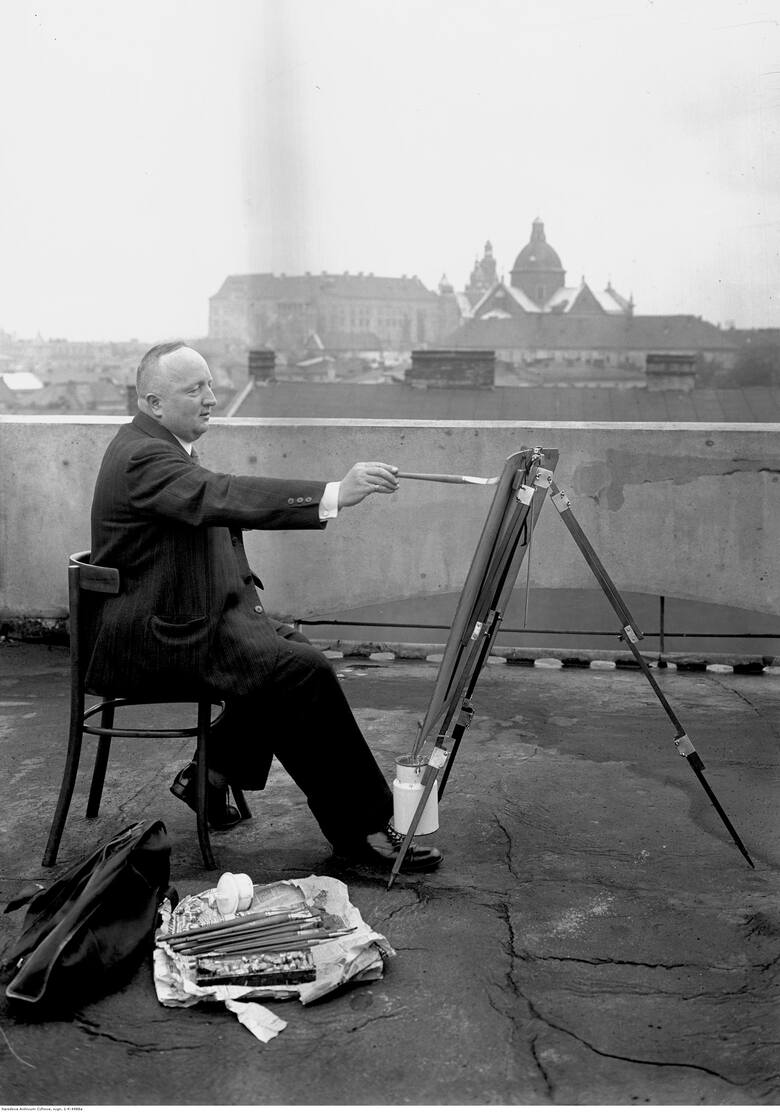 Artysta malarz Jerzy Rupniewski podczas malowania obrazu na dachu Pałacu Prasy, czerwiec 1938 r.