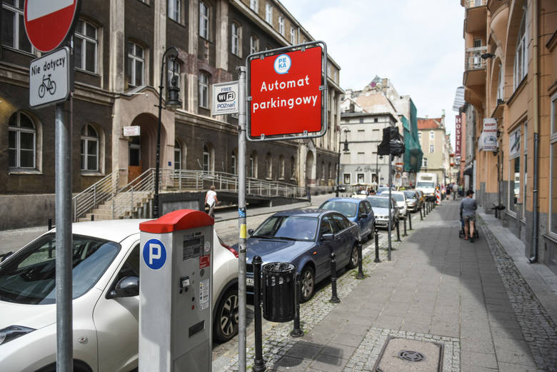 Zarząd Dróg Miejskich w Poznaniu odnotowuje przypadki prób wyłudzenia kart upoważniających do parkowania w Strefie Płatnego Parkowania na preferencyjnych zasadach (5 złotych miesięcznie dla osób niepełnosprawnych, 10 złotych dla mieszkańców strefy). <br /> <br /> [b]Zobacz kolejny slajd...