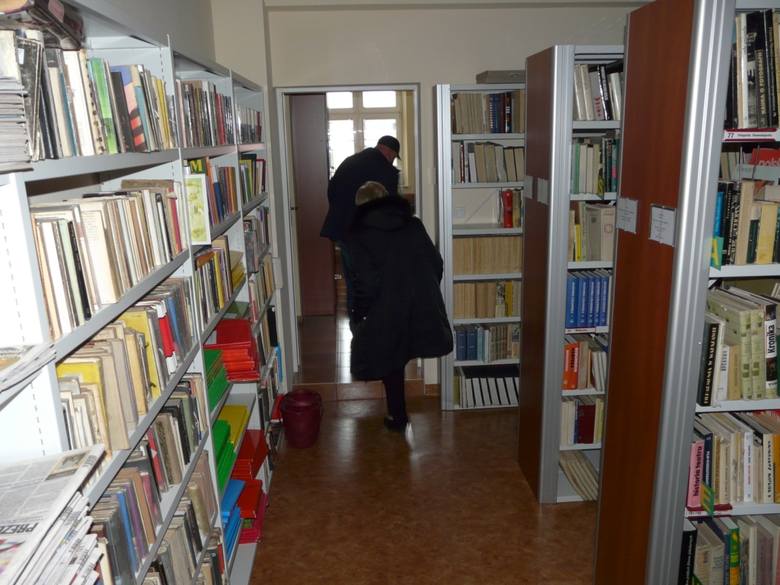 Woda zalała bibliotekę w Rawie