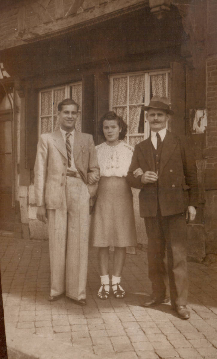 Andrzej i Antonina Piszczałka z ojcem przed domem w Belgii