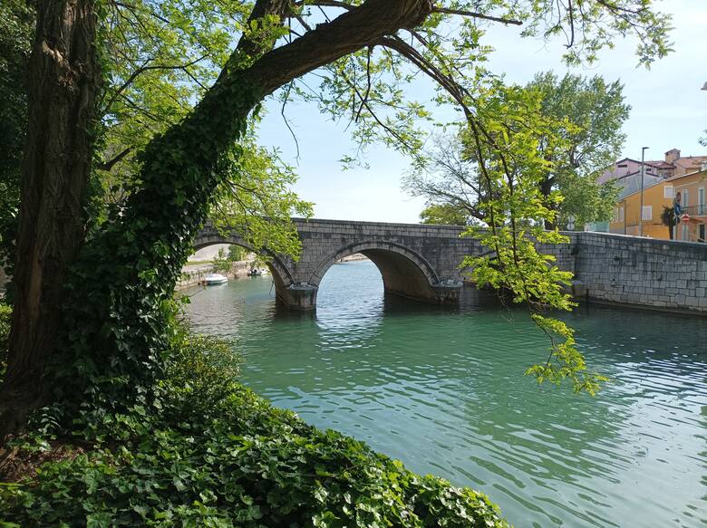 Crikvenica jest pełna uroczych zakątków. Miłe wrażenie robi zieleń nad rzeką Dubraćina i malownicze mosty.