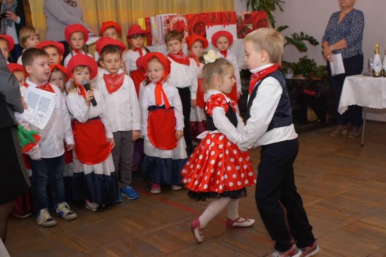 Dla jubilatów wystąpiły dzieciaki z Przedszkola Samorządowego na Skarpie w Sędziszowie.