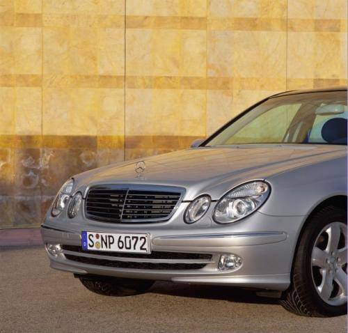 Fot. Mercedes-Benz: Choć współczesną klasę S i „pontona” dzieli prawie 50 lat, łączy je rodzinne podobieństwo.