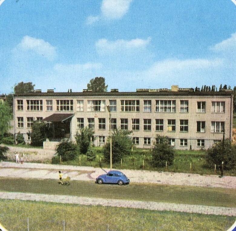 Liceum Ogólnokształcące im. Stanisława Wyspiańskiego w Kętach na zdjęciu z początków lat 70