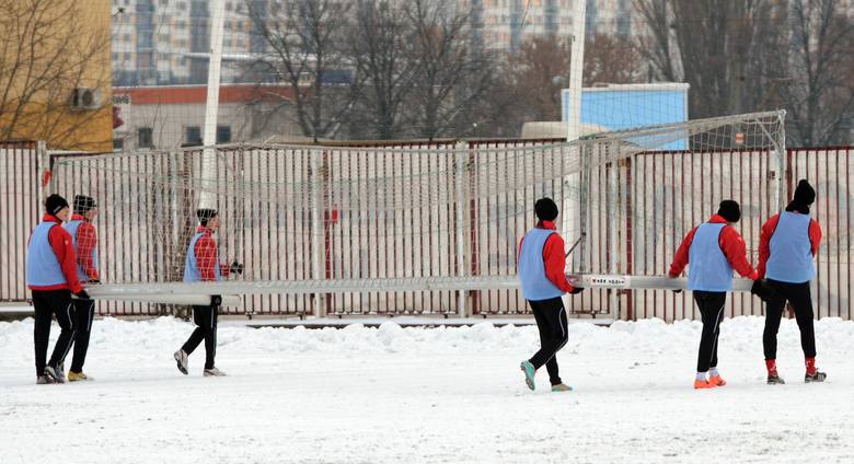 Po ostatnim treningu  piłkarze Widzewa uprzątnęli bramki z bocznego boiska.  