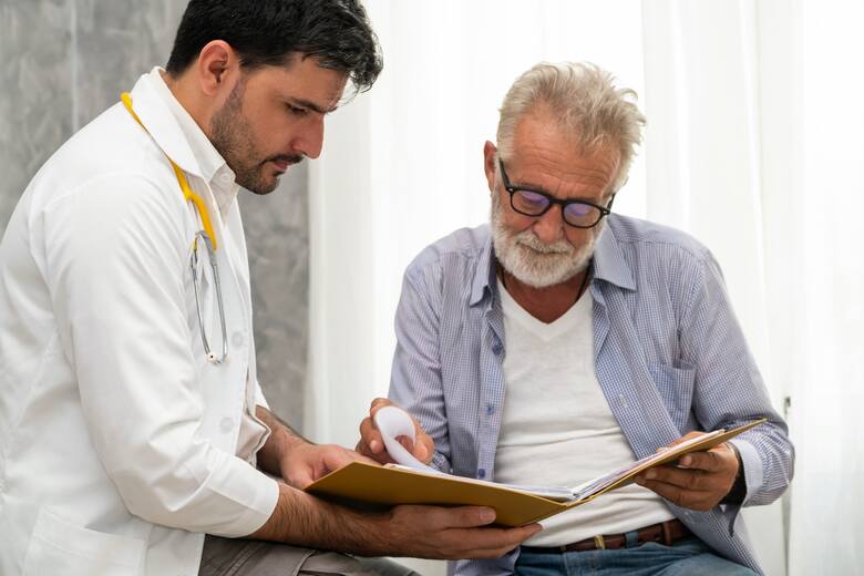 Lekarz rozmawia ze starszym pacjentem