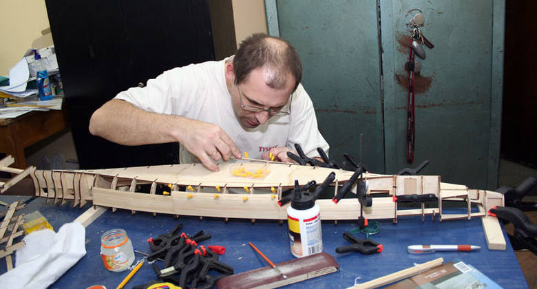 Jerzy Bularz składa modele statków