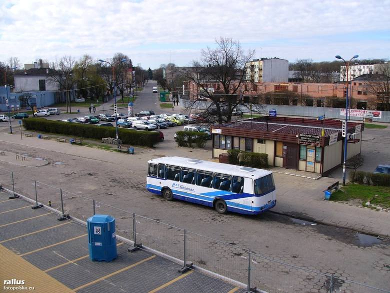 W latach 2010 - 2012 za ponad 3 mln złotych przebudowano Plac Dworcowy - jedną z wizytówek miasta, witającą podróżnych wychodzących z zabytkowego gmachu dworca kolejowego. Wcześniej teren pełnił funkcję parkingu, mieścił się tu również stary dworzec PKS