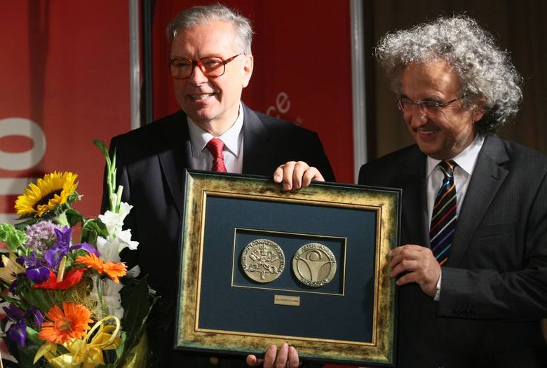 Reżyser i scenarzysta prof. Krzysztof Zanussi odbiera Medal Per Artem Ad Deum w 2010 r.