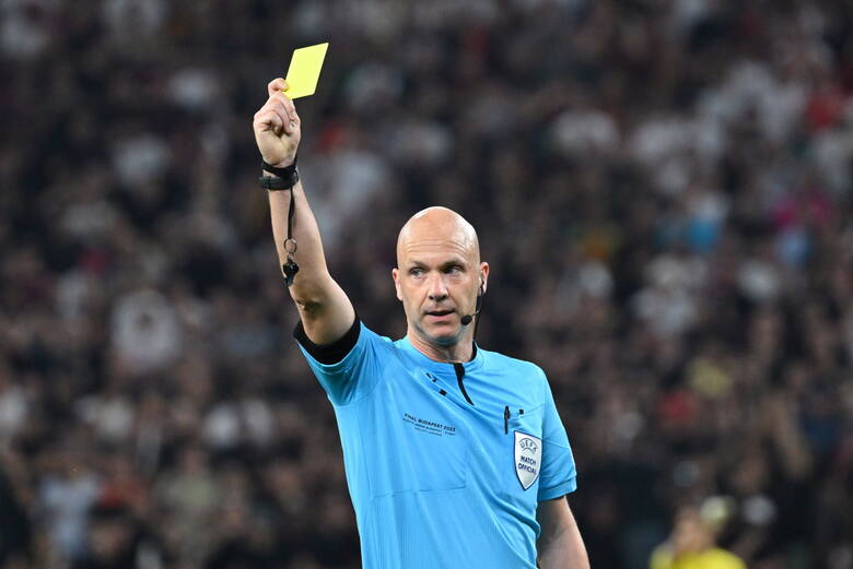 Angielski sędzia Anthony Taylor pokazał w finale Ligi Europy rekordową liczbę żółtych kartek – aż 14 w tym 8 piłkarzom Romy