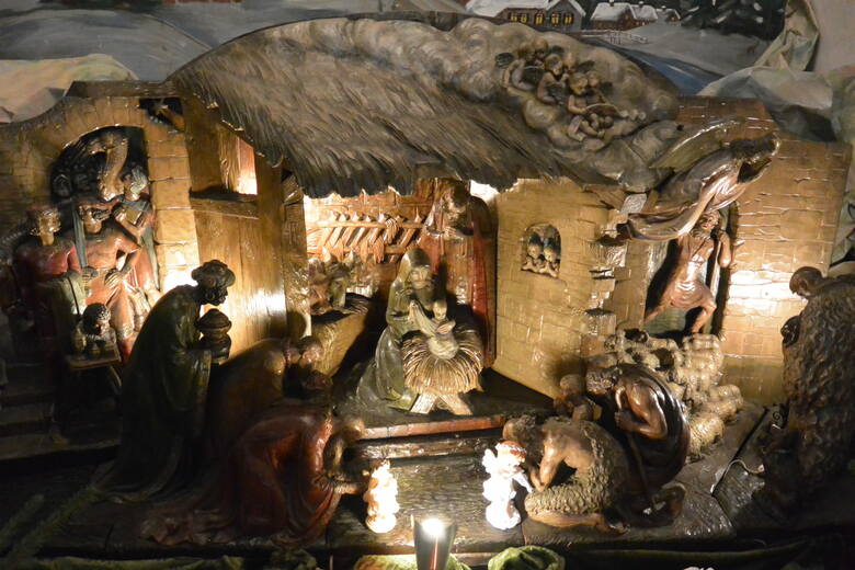 W kościele pw. św. Jana Chrzciciela szopkę z drewnianymi figurami stworzył ponad 100 lat temu znany artysta Cirillo dell’Antonio.
