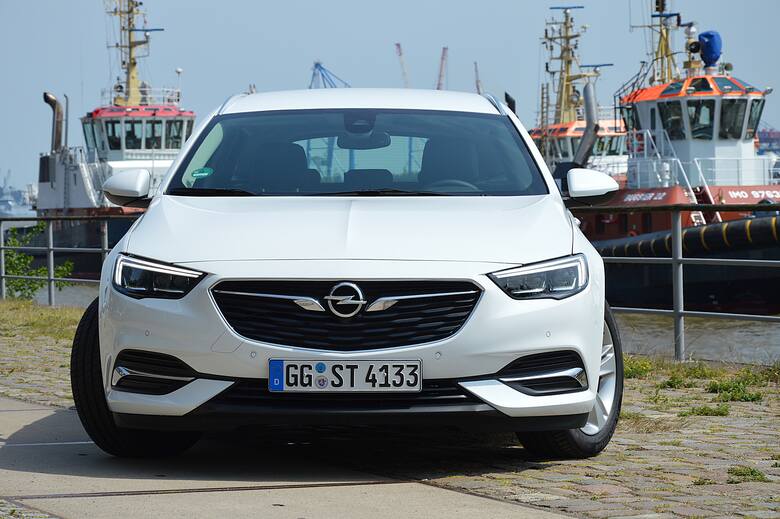 Opel Insignia Sports Tourer Klienci już mogą składać zamówienia na nowego Opla. Cennik rozpoczyna się od kwoty 103 900 zł. Tyle trzeba zapłacić za wersję