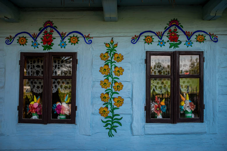 Barwne dekoracje upiększają zewnętrzne ściany wielu domów