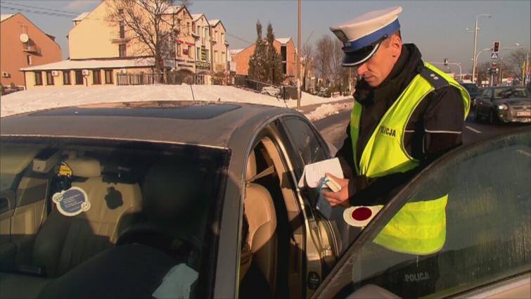 Policjanci coraz częściej trafiają na kierowców, którzy wsiadając do samochodu, zapominają zabrać prawo jazdy