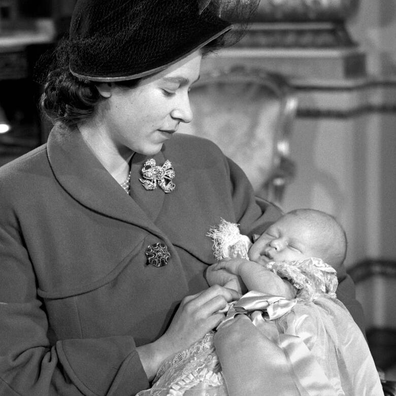 Królowa Elżbieta II z następcą tronu Karolem, po ceremonii jego chrztu, w grudniu 1948 r.