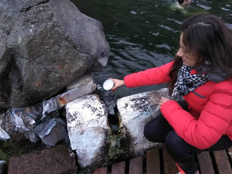 Tanie podróżowanie po Islandii wymaga kreatywności. Na zdjęciu Beata Migas przyrządza herbatę na wodzie z gorącego źródła geotermalnego.