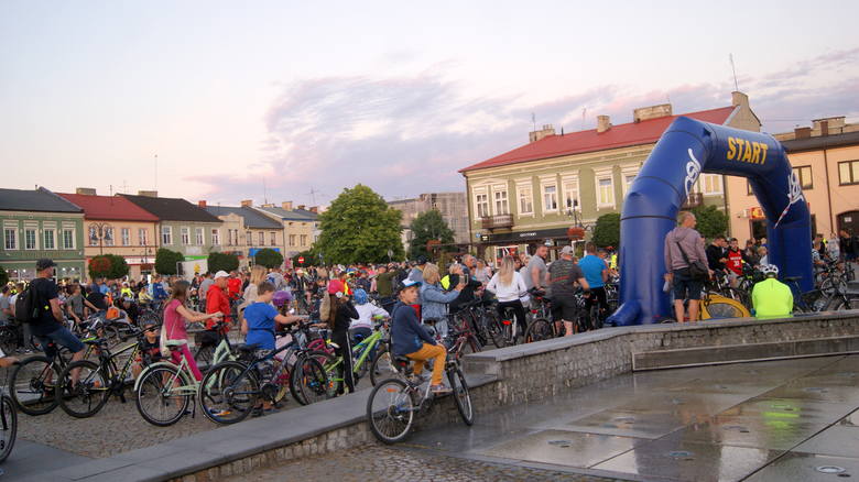 Nocny przejazd rowerowy w Skierniewicach zgromadził tłumy [ZDJĘCIA, FILM]