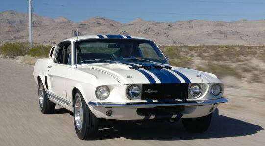 Już pierwsza generacja Mustanga była doskonałym samochodem. Efektownym, wystarczająco szybkim, a do tego niedrogim. Pozycję modelu ugruntowały występy