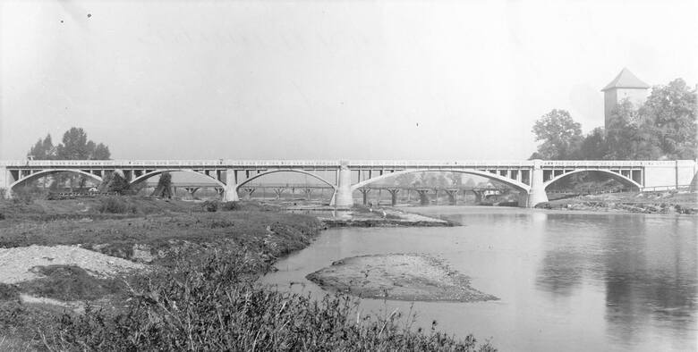 Wybudowany w 1924 roku most nad Sołą w Oświęcimiu był jednym z najdłuższych tego typu betonowych obiektów w przedwojennej Polsce. W tle drewniany most