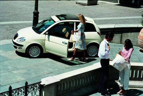 Fot. Lancia: Zbyt wyszukany samochód jest zagrożeniem dla samczego ego. Lancię Ypsilon okrzyknięto autem dla kobiety – a miało być równouprawnienie.