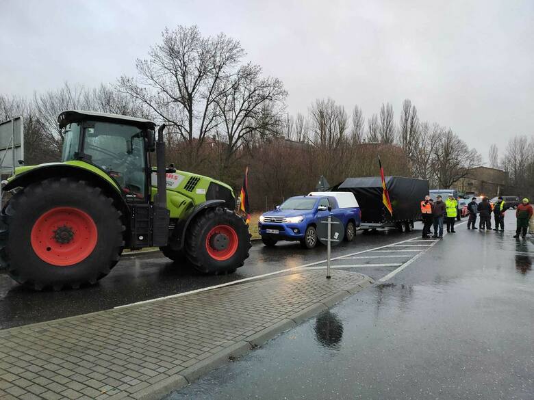 Kilkadziesiąt ciągników po obu stronach granicy zablokowało Kostrzyn nad Odrą
