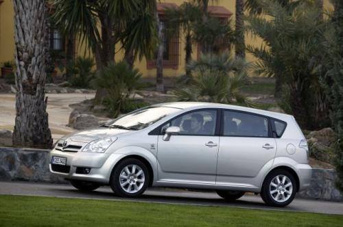 Fot. Toyota: Zmodernizowana Toyota Corolla Verso, podobnie jak VW Touran, oferowana jest w wersji 5- lub 7-osobowej.