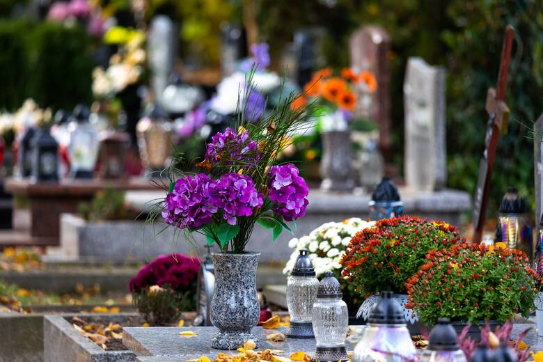 cmentarz bukiet kwiatów w wazonie 