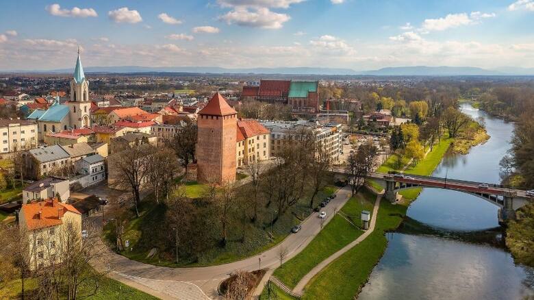 Zamek w Oświęcimiu. Piastowski zamek ze średniowieczną basztą ma bogatą, często dramatyczną historię. W ciągu wieków był wielokrotnie niszczony i przebudowywany.