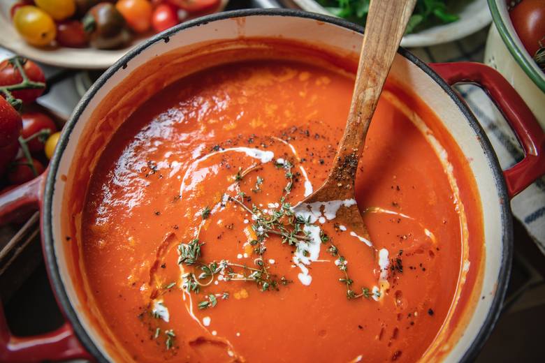 Klasyczny krem z pomidorów to nieodzowny element diety zupowej. Warto przyrządzać go ze świeżych pomidorów, a poza sezonem wybierać te z kartonu, a nie