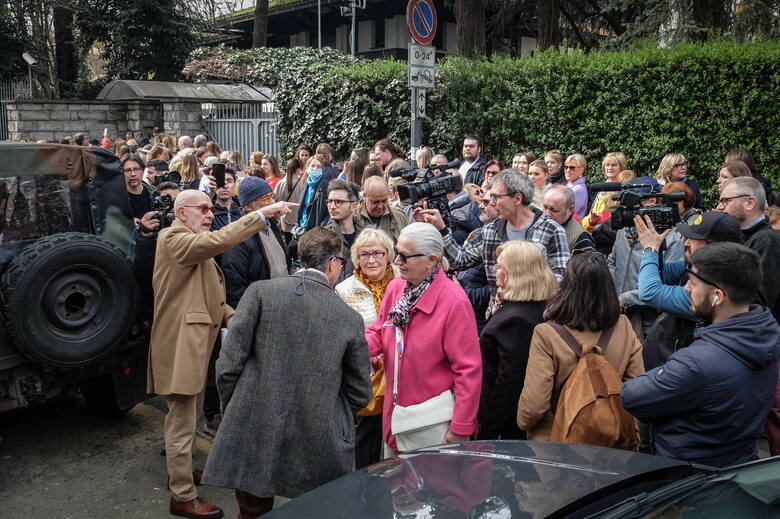 Protesty przeciwko Putinowi pod rosyjską ambasadą w Rzymie. Ludzie krzyczą „Rosja bez Putina”