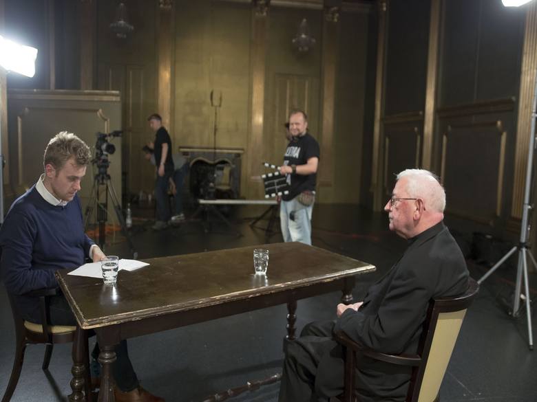 Dziennikarz Michał Lewandowski rozmawia z biskupem Tadeuszem Pieronkiem na planie filmu pt "Ojciec, czyli o Pieronku".