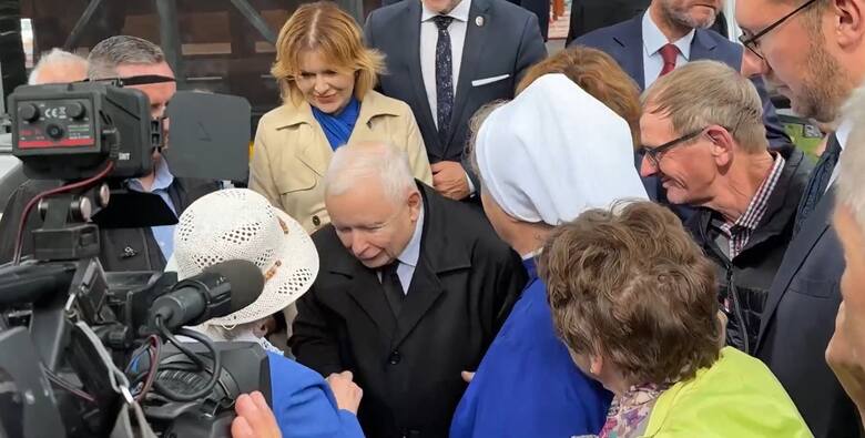 Jarosław Kaczyński oblegany po sumie odpustowej na Świętym Krzyżu. Wiele osób chciało mieć z nim zdjęcie. Zobacz wideo i zdjęcia