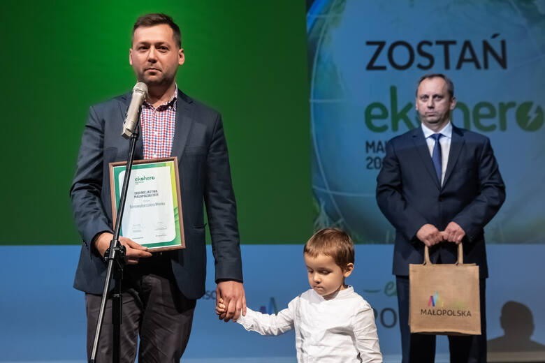 Maciej Pawłowski z synkiem odbiera nagrodę za projekt Samowystarczalnej wioski
