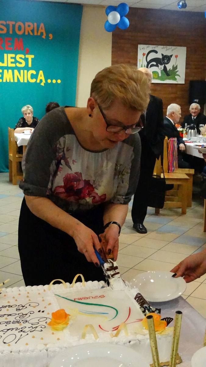 Teresa Stachowiak częstuje tortem ufundowanym przez burmistrza Szubina.