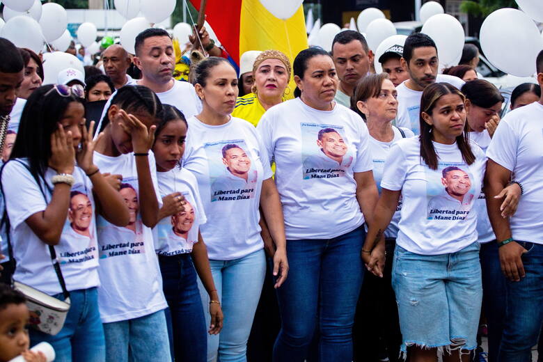 Silenis Marulanda (na środku), matka piłkarza w marszu z przyjaciółmi i rodziną, który jest manifestem żądania uwolnienia jej męża