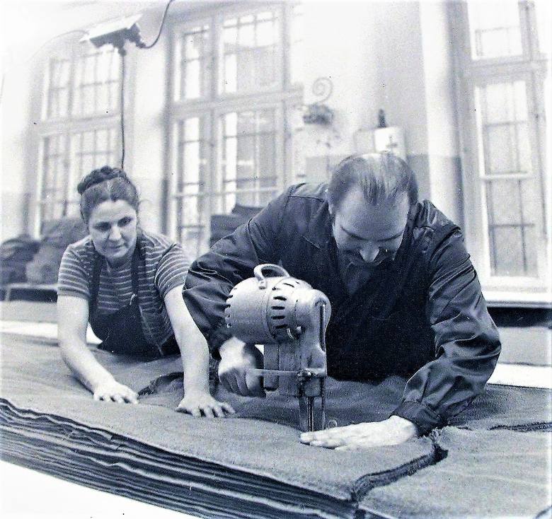 Początek 1974 r., krojczy „Słupianki” przygotowują tkaninę do szycia ubrań, wytwarzanych przy al. Wojska Polskiego