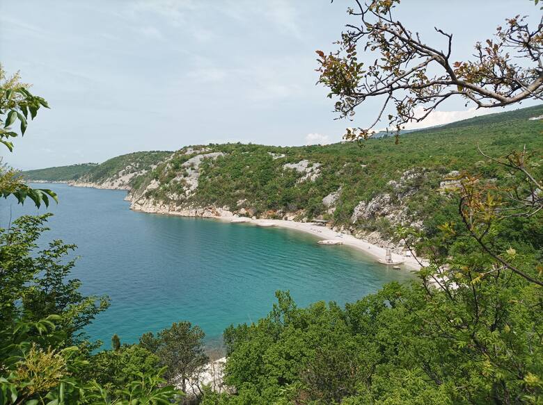 Wycieczka rowerowa po szczycie klifów nad Adriatykiem to dobry sposób na wypatrzenie najładniejszych plaż w okolicy.