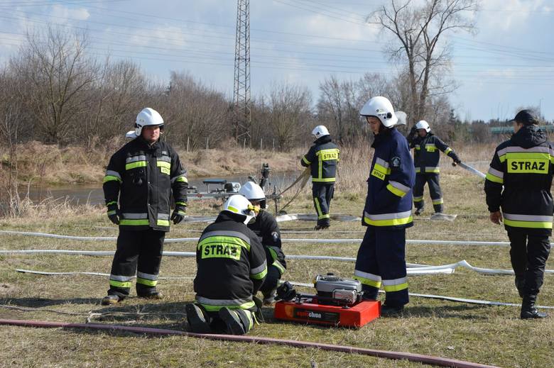 Powódź Łowicz 2019 strażacy na ćwiczeniach przeciwpowodziowych