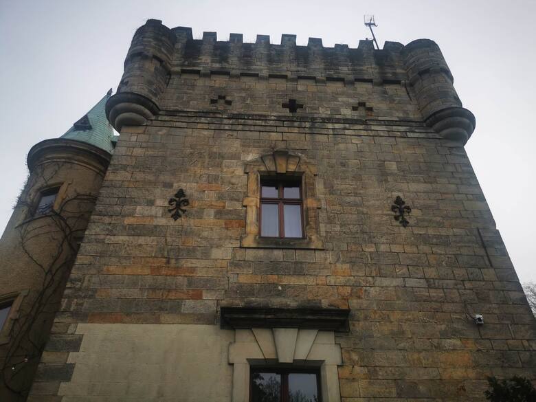 Średniowieczna wieża to pozostałość po czasach, kiedy na tym terenie panowali książęta świdnicko-jaworscy. Obiekt miał bronić władców przed Czechami