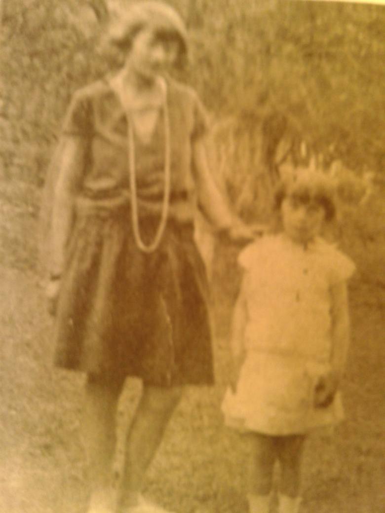 1924 r. Halina  z dzieciństwa.  W tej ładnej białej sukience sypała kwiatki w kościele
